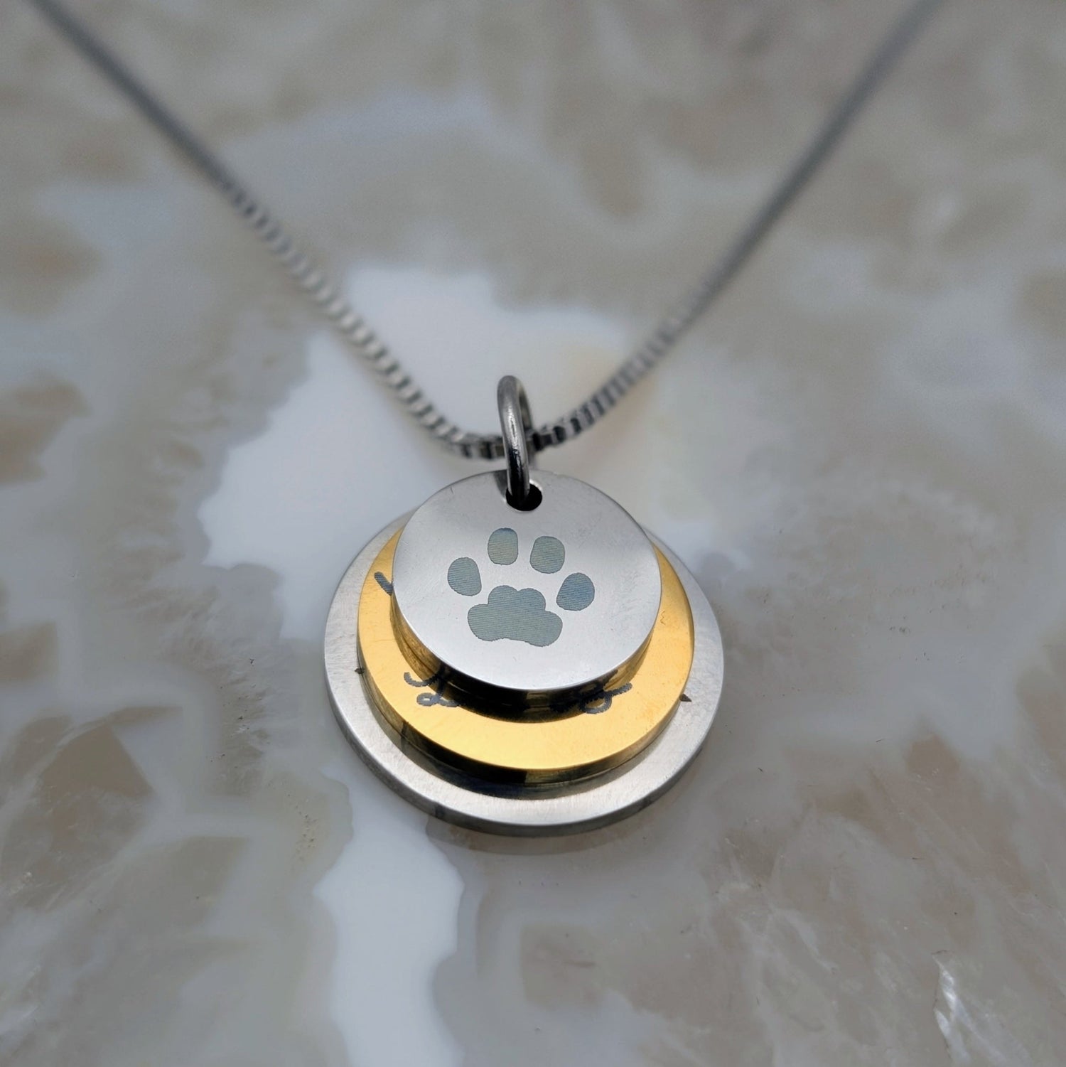 individuell gravierter Schmuck und Hundemarken