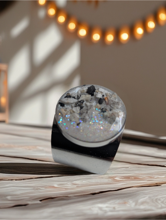 Ring mit eingearbeiteter Tierasche