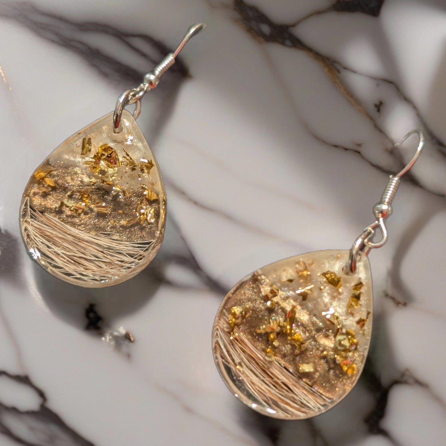 UV Harz Ohrringe mit Vogelfeder oder Schweifhaar/Fell  – Gedenkschmuck