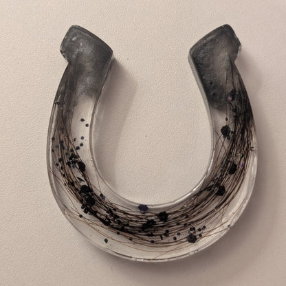 Hufeisen mit Schweifhaaren oder Asche