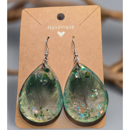 UV Harz Ohrringe mit Vogelfeder oder Schweifhaar/Fell  – Gedenkschmuck